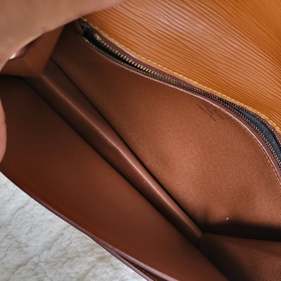 Louis Vuitton Epi Leather Sellier Dragonne Clutch-Crossbody.. Authentic..!!! - Picture 12 of 16